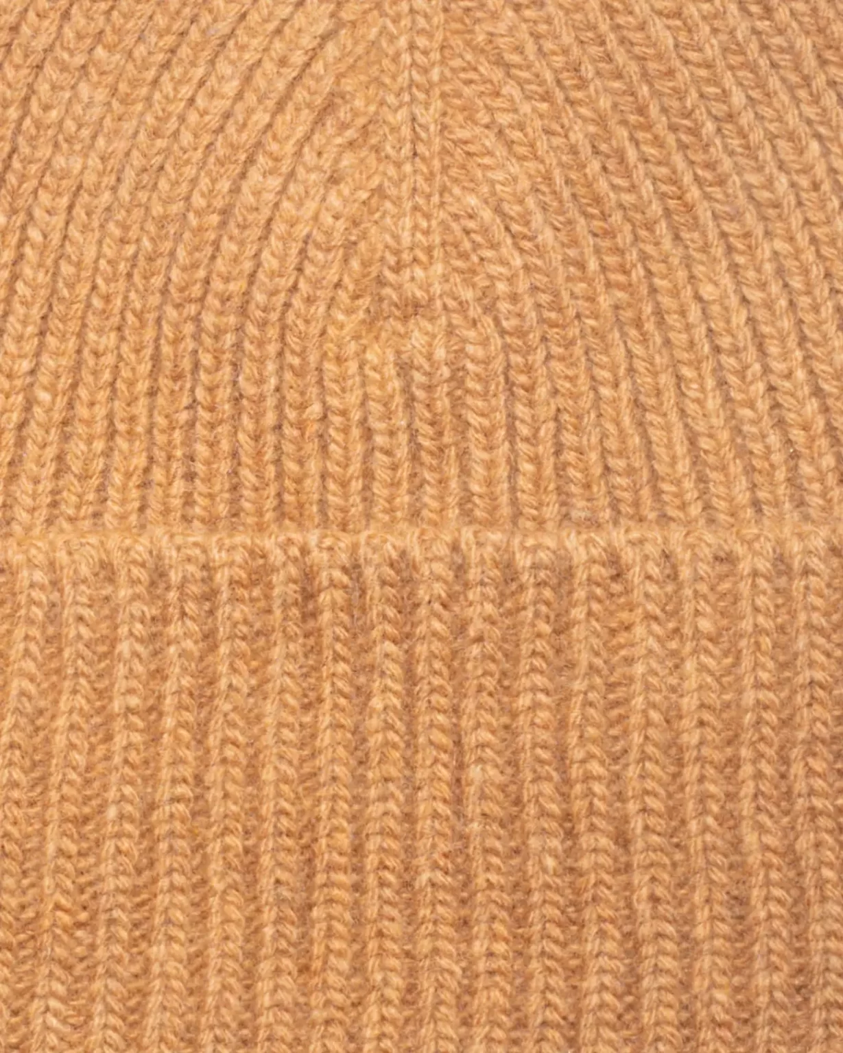 Maison Douillet - Detail des mailles du bonnet en Cachemire et Laine recyclée pour Homme et Femme. Ce bonnet est fabriqué en France et de couleur Camel.
