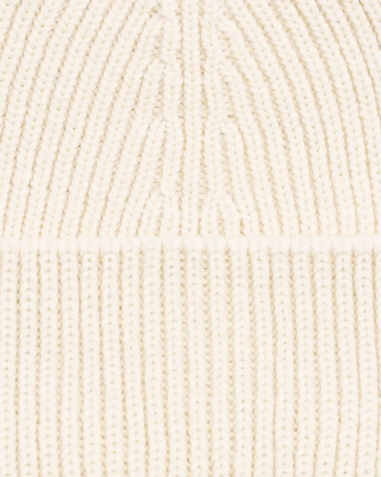 Maison Douillet - Detail du bonnet côtelé en laine Mérinos Française peignée, couleur Blanc Ecru