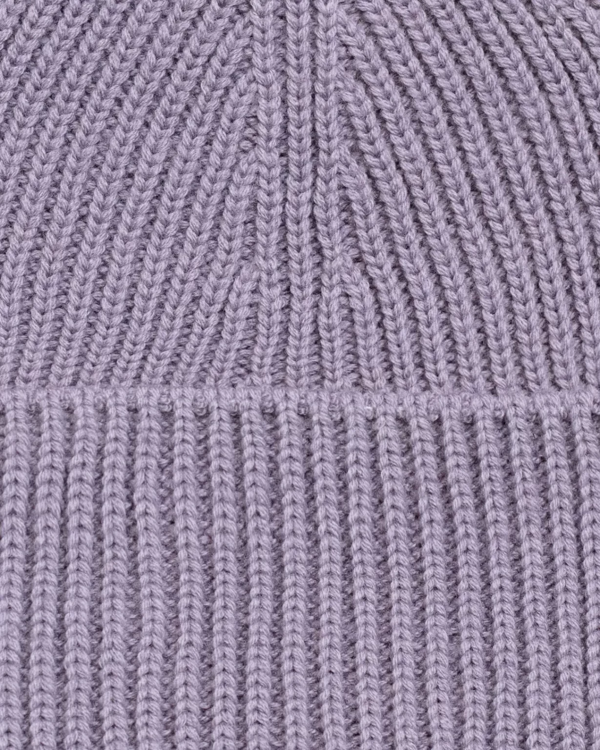 Maison Douillet - Detail du bonnet côtelé en laine Mérinos Française peignée, couleur Parme