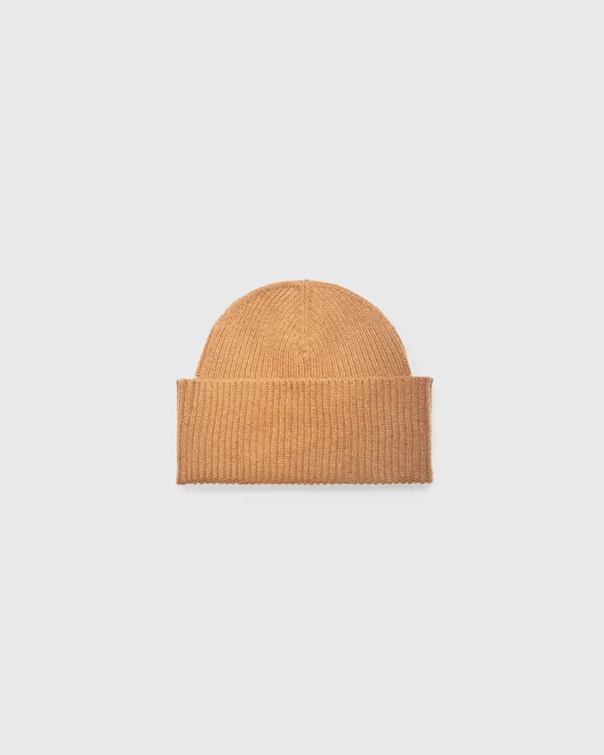 Maison Douillet - Vue du bonnet en Cachemire et Laine recyclée pour Homme et Femme. Ce bonnet est fabriqué en France et de couleur Camel.