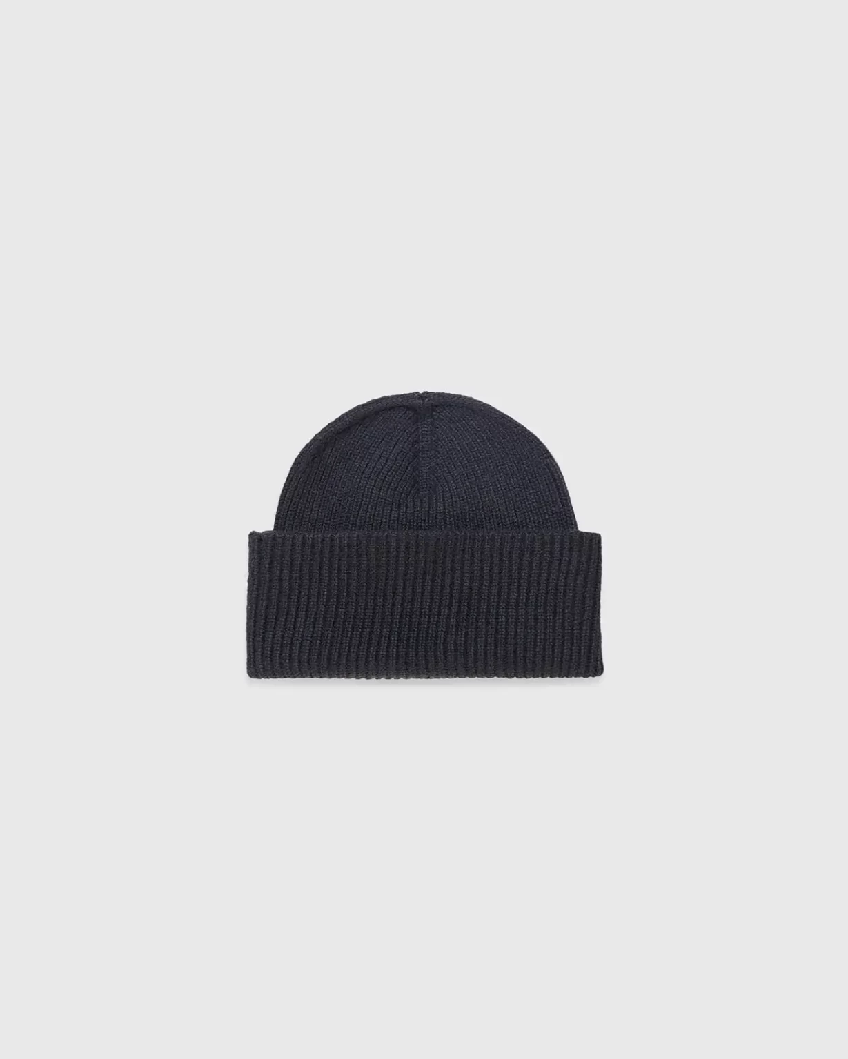 Vue du Bonnet Cachemire Régénéré Noir, pour Homme et Femme. Ce bonnet est fabriqué en France, à partir de Laine et de Cachemire Recyclé, par la marque haut-de-gamme Maison Douillet.