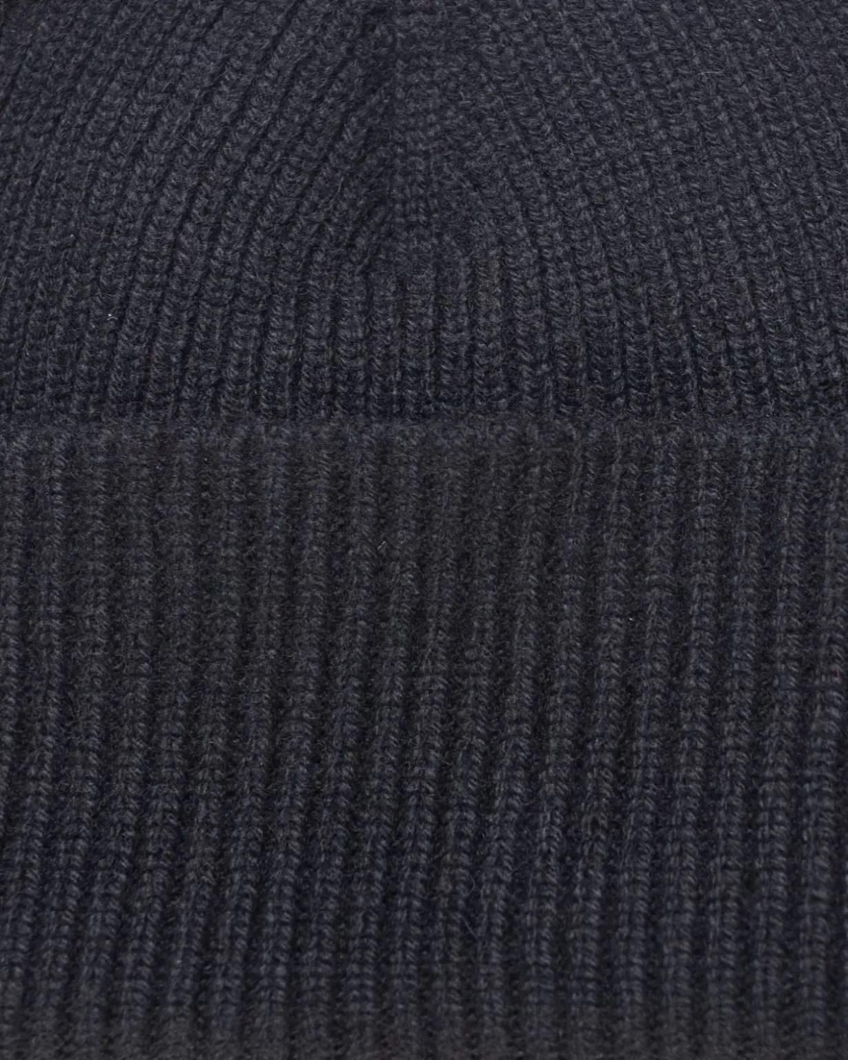 Détail du Bonnet Cachemire Régénéré Noir, pour Homme et, Femme. Ce bonnet est fabriqué en France, à partir de Laine et de Cachemire Recyclé, par la marque haut-de-gamme Maison Douillet.