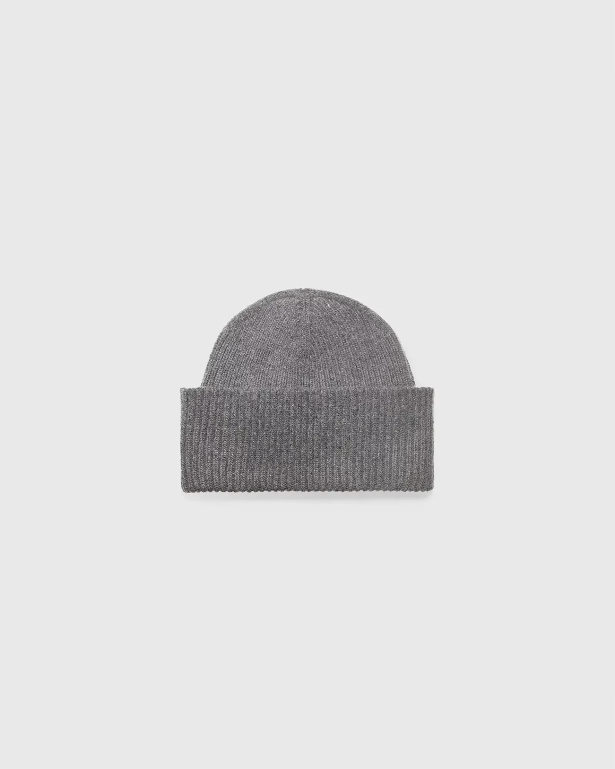 Vue du bonnet en Cachemire et Laine recyclée, pour Homme et Femme, fabriqué en France, couleur Gris, de la marque haut-de-gamme Maison Douillet.