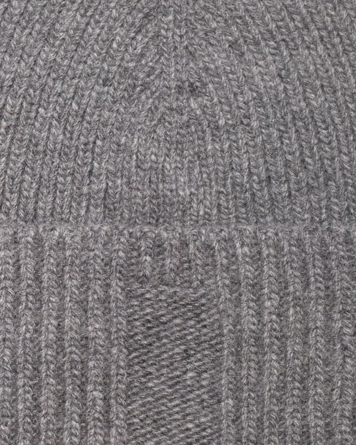 Maison Douillet - Detail du bonnet en Cachemire et Laine recyclée, fabriquée en France, couleur Gris