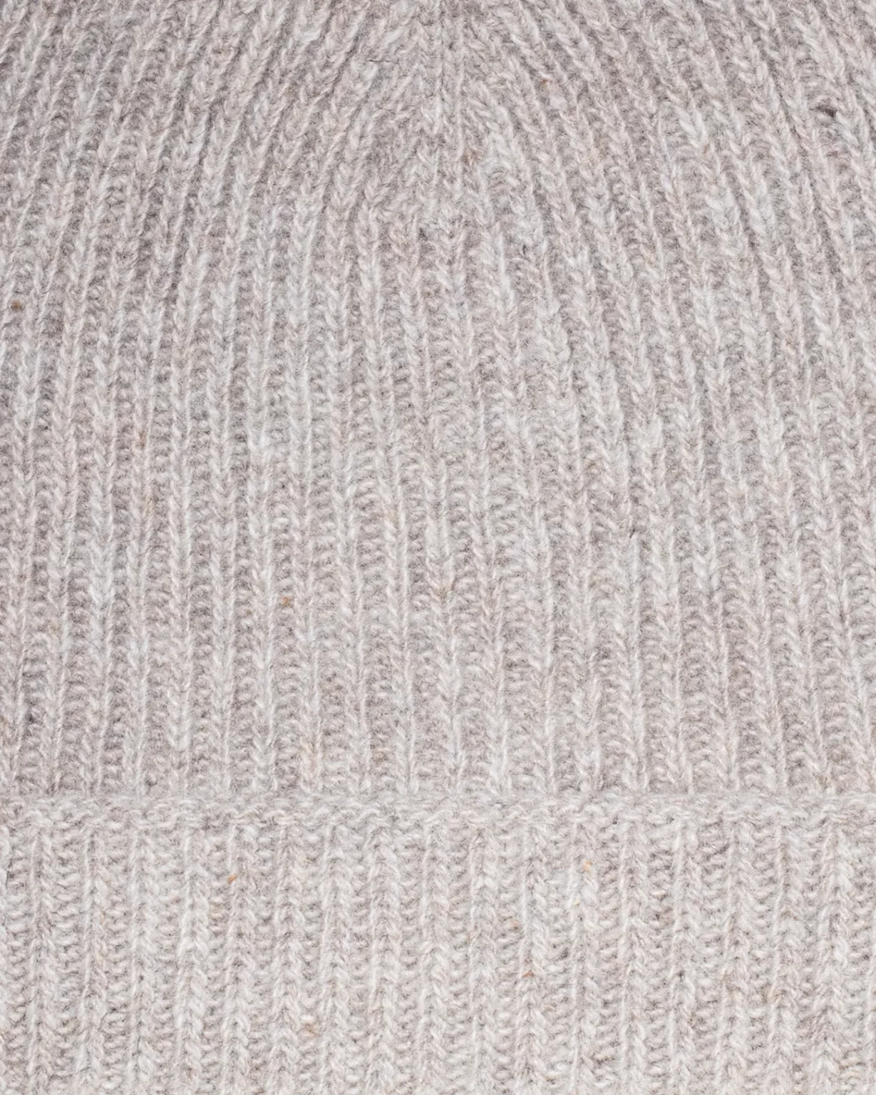 Maison Douillet - Détail du bonnet en laine Française pour Homme et Femme. La couleur de ce bonnet est Gris Clair et sans teinture.