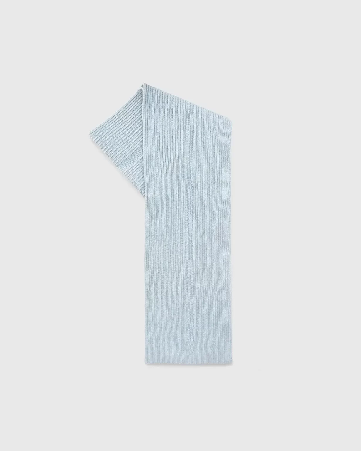 Vue de l'Echarpe Cachemire Régénéré Bleu Tendre, pour Homme et Femme. Cette écharpe est fabriquée en France, à partir de Laine et de Cachemire Recyclé, par la marque haut-de-gamme Maison Douillet.