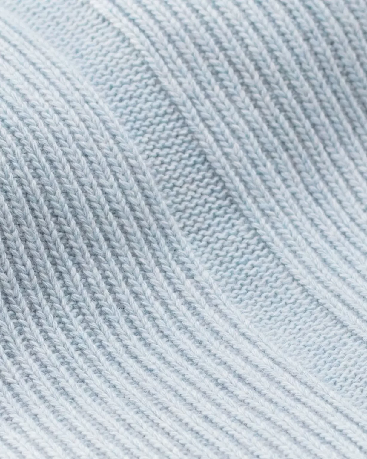 Détail de l'Echarpe Cachemire Régénéré Bleu Tendre, pour Homme et Femme. Cette écharpe est fabriquée en France, à partir de Laine et de Cachemire Recyclé, par la marque haut-de-gamme Maison Douillet.