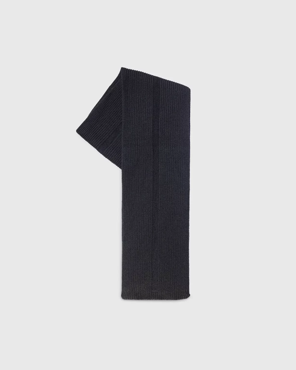 Vue de l'Echarpe Cachemire Régénéré Noir, pour Homme et Femme. Cette écharpe est fabriquée en France, à partir de Laine et de Cachemire Recyclé, par la marque haut-de-gamme Maison Douillet.