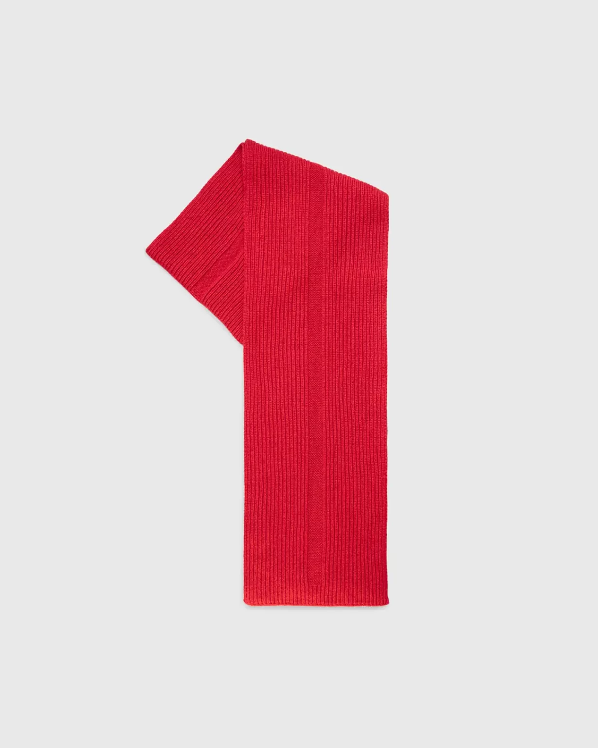 Vue de l'Echarpe Cachemire Régénéré Rouge, pour Homme et Femme. Cette écharpe est fabriquée en France, à partir de Laine et de Cachemire Recyclé, par la marque haut-de-gamme Maison Douillet.