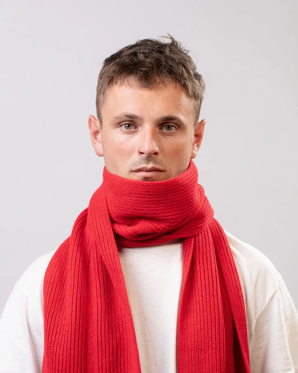 Photographie studio de l'Echarpe Cachemire Régénéré Rouge, porté par un mannequin Homme. Cette écharpe est fabriqué en France, à partir de Laine et de Cachemire Recyclé, par la marque haut-de-gamme Maison Douillet. Cest un modèle pour Homme et Femme.