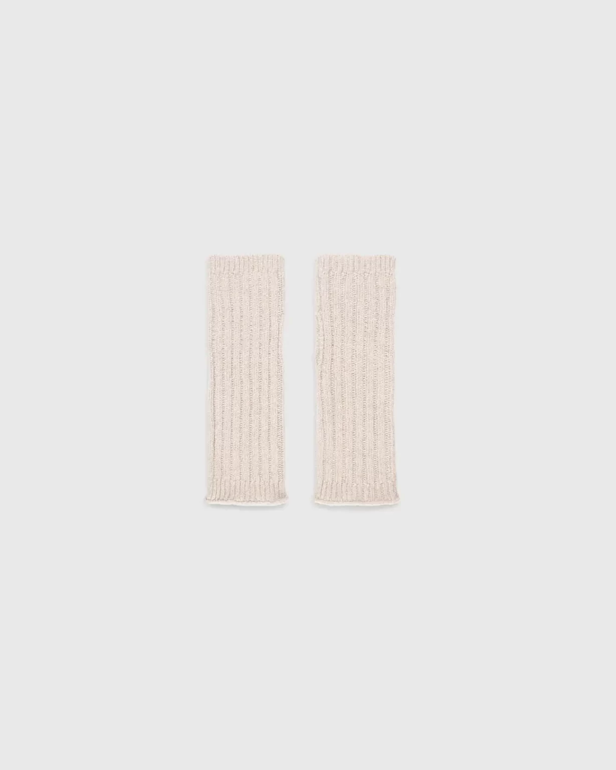 Vue des Mitaines Courtes Cachemire Régénéré Beige, pour Homme et Femme. Ces mitaines sont fabriquées en France, à partir de Laine et de Cachemire Recyclé, par la marque haut-de-gamme Maison Douillet.