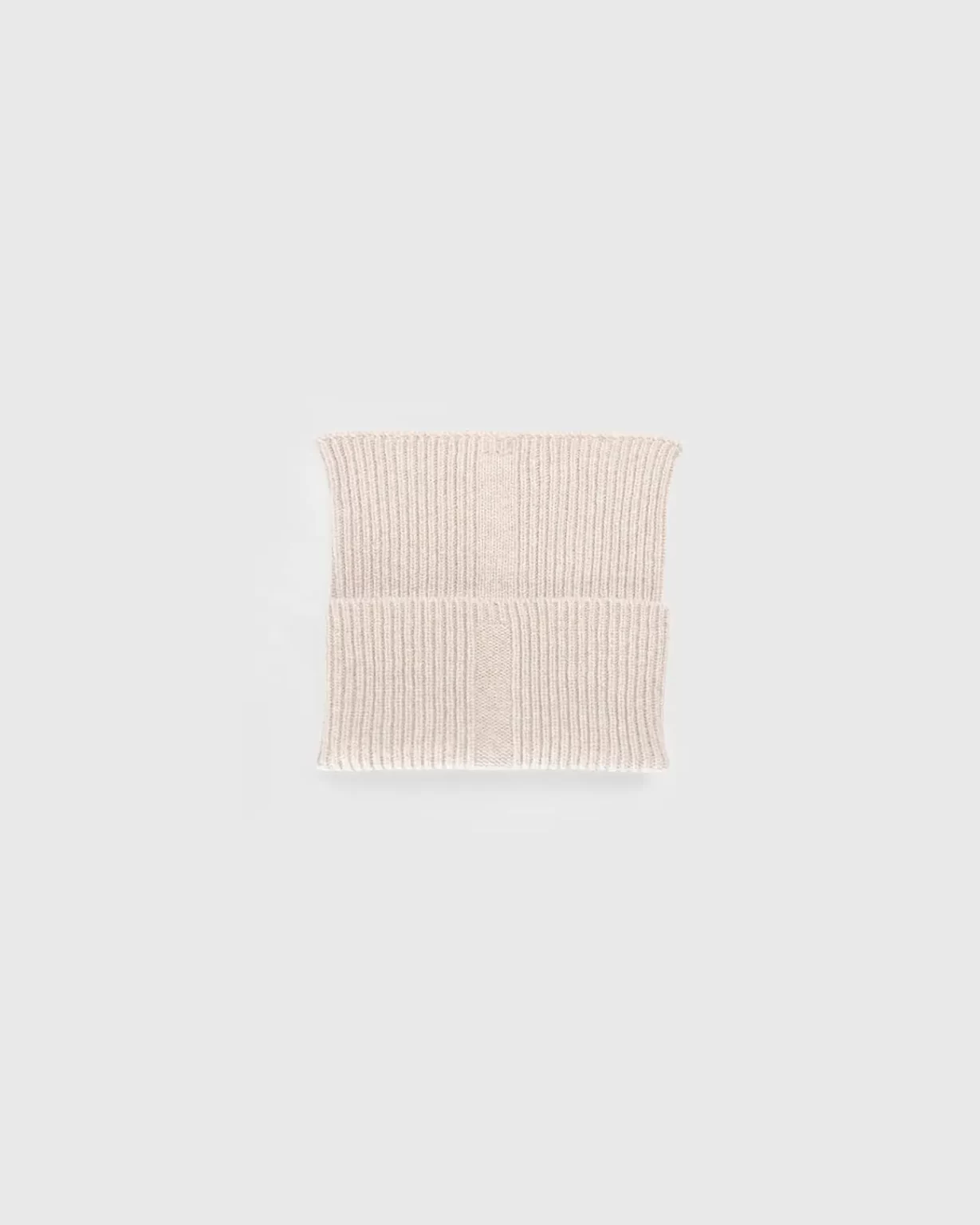 Vue du Tour de Cou Cachemire Régénéré Beige, pour Homme, Femme et Enfant. Ce tour de cou est fabriqué en France, à partir de Laine et de Cachemire Recyclé, par la marque haut-de-gamme Maison Douillet.