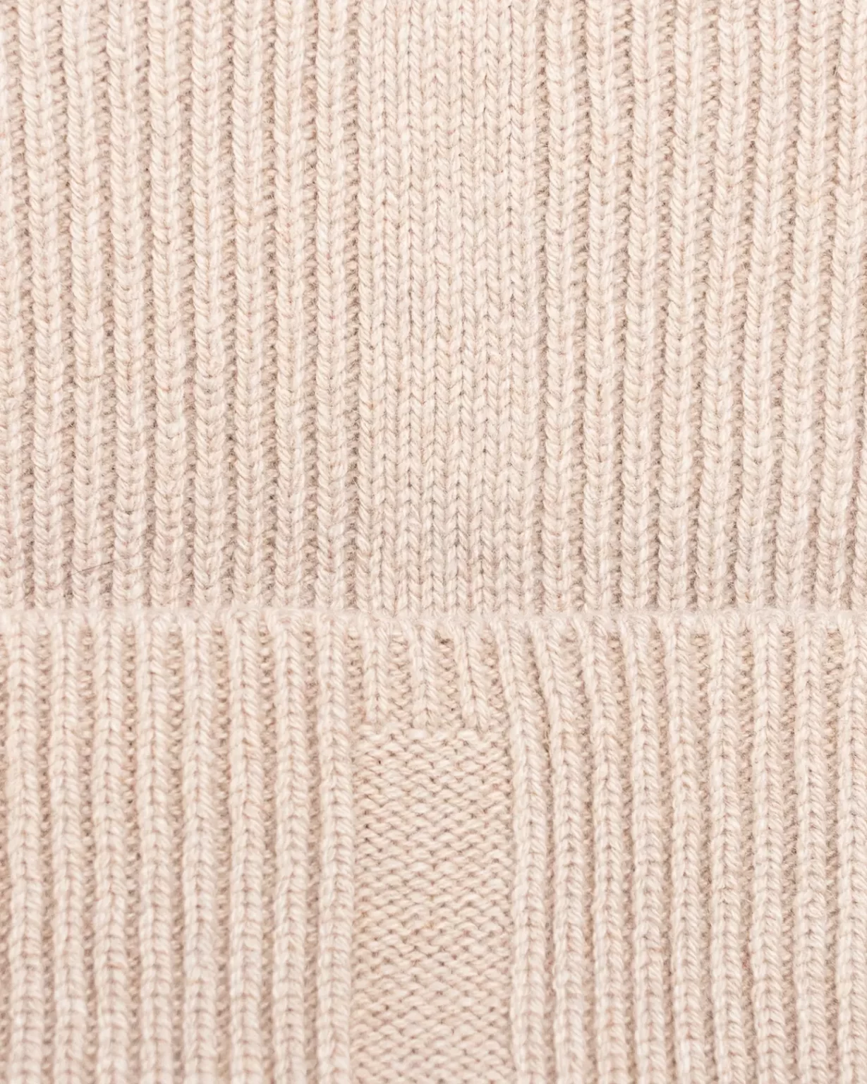 Détail du Tour de Cou Cachemire Régénéré Beige, pour Homme, Femme et Enfant. Ce tour de cou est fabriqué en France, à partir de Laine et de Cachemire Recyclé, par la marque haut-de-gamme Maison Douillet.