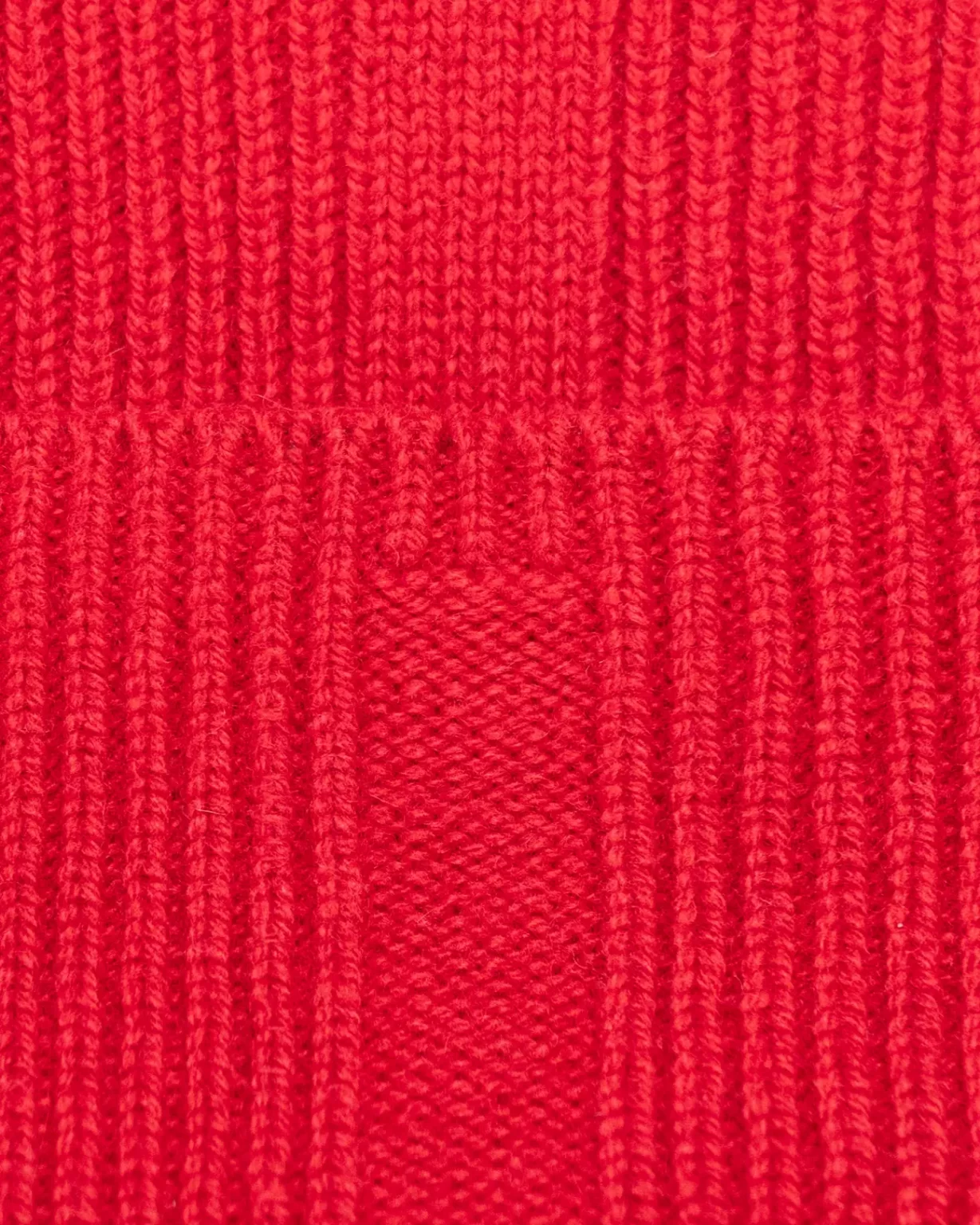 Détail du Tour de Cou Cachemire Régénéré Rouge, pour Homme, Femme et Enfant. Ce tour de cou est fabriqué en France, à partir de Laine et de Cachemire Recyclé, par la marque haut-de-gamme Maison Douillet.