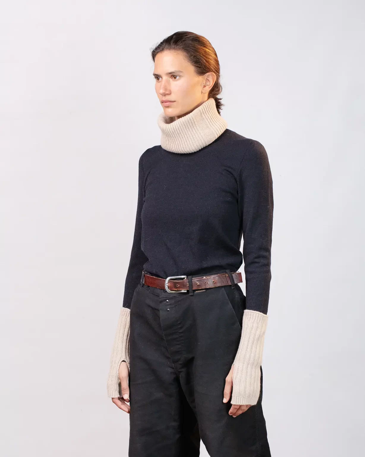 Mitaines Courtes en Cachemire et Laine recyclée, portées par un modèle Femme, couleur beige. Fabriqué en France, de la marque haut-de-gamme Maison Douillet.
