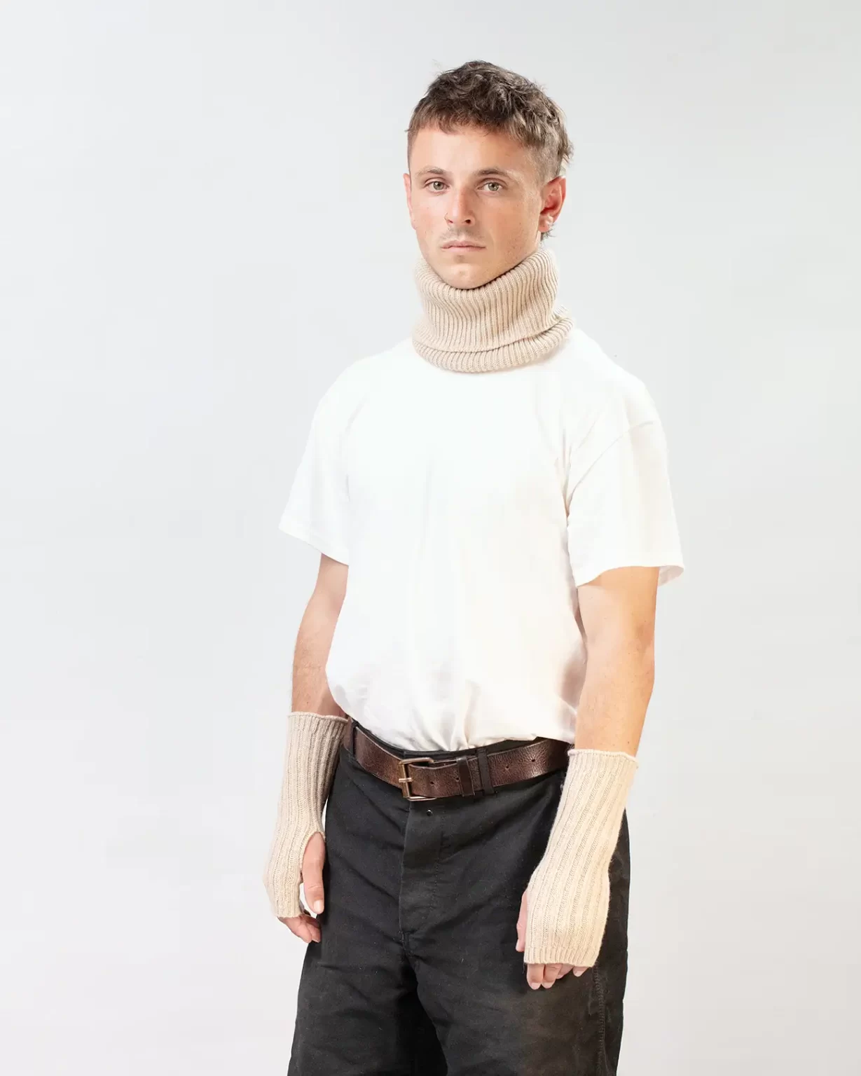Mitaines Courtes en Cachemire et Laine recyclée, portées par un modèle Homme, couleur beige. Fabriqué en France, de la marque haut-de-gamme Maison Douillet.