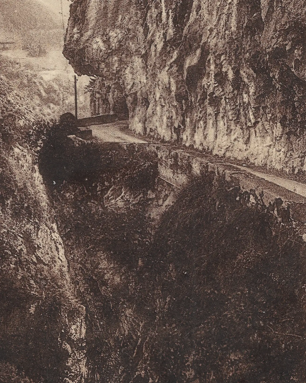 Détail de la Carte Postale Saint-Pierre-d'Entremont, Isère| circa. 1920 | Route et falaise, pas du frou, gorges du Guiers Vif | Editeur : L&N Réunis