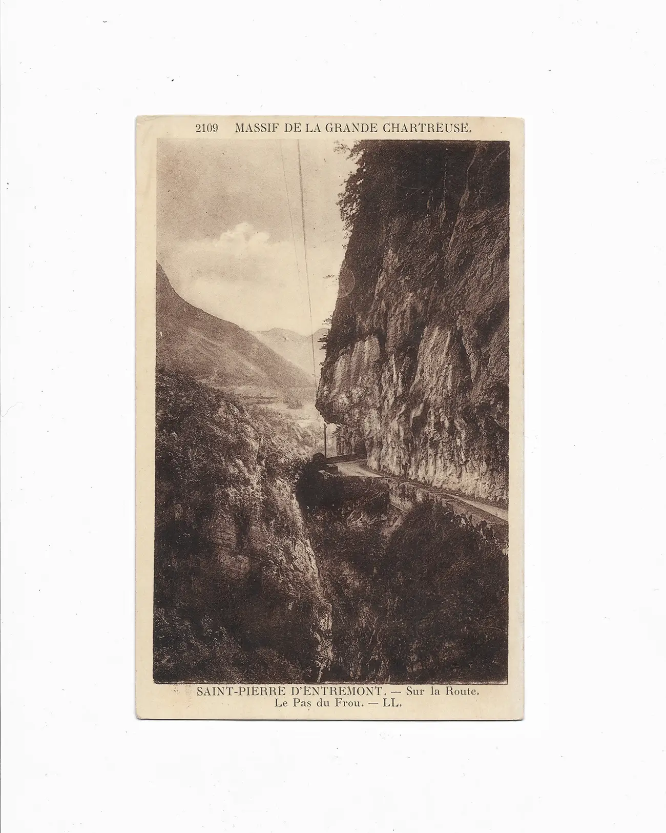 Carte Postale Saint-Pierre-d'Entremont, Isère| circa. 1920 | Route et falaise, pas du frou, gorges du Guiers Vif | Editeur : L&N Réunis Le Pas du Frou ("affreux" en patois) domine le Guiers Vif (frontière départementale entre Savoir et Isère). La route relie St Pierre d'Entremont à St Christophe sur Guiers.