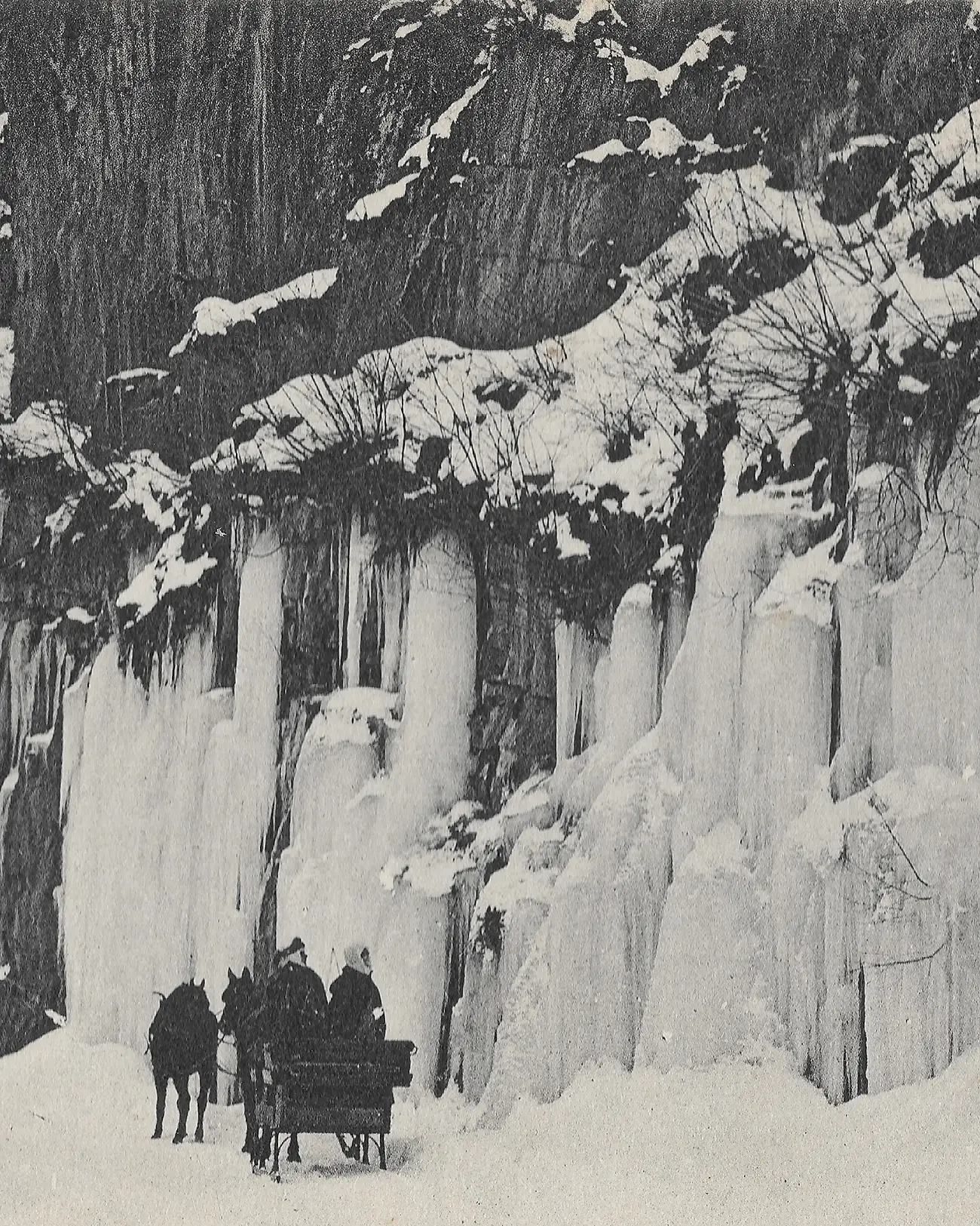 Détail de Carte Postale Bourg d'Oisans, Lautaret, Isère | circa. 1907 | Scène hivernale, calèche, chevaux | Editeur/Photo : ND. La Route est eneigée et la falaise en bordure montre des impressionantes gerbes de glaces.