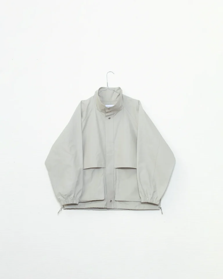 Veste unisex outdoor en coton biologique Ventile de la marque Maison Douillet. Col montant, manches raglan, poches 3D. Vue Produit.