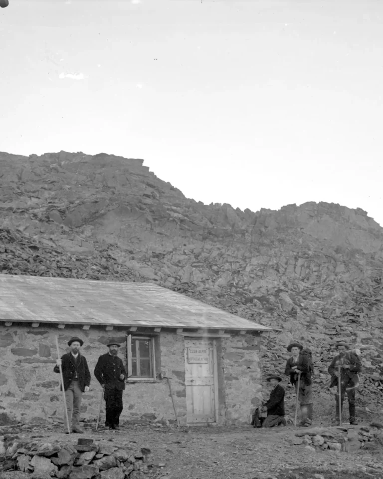 Photographie d'alpinistes au refuge du Lac Noir (Mont-de-Lans, Oisans), témoignant de la popularisation de l'alpinisme, à la fin du XIXe siècle et de l'histoire des Alpes. Henri Ferrand, Bibliothèque Municipale de Grenoble.