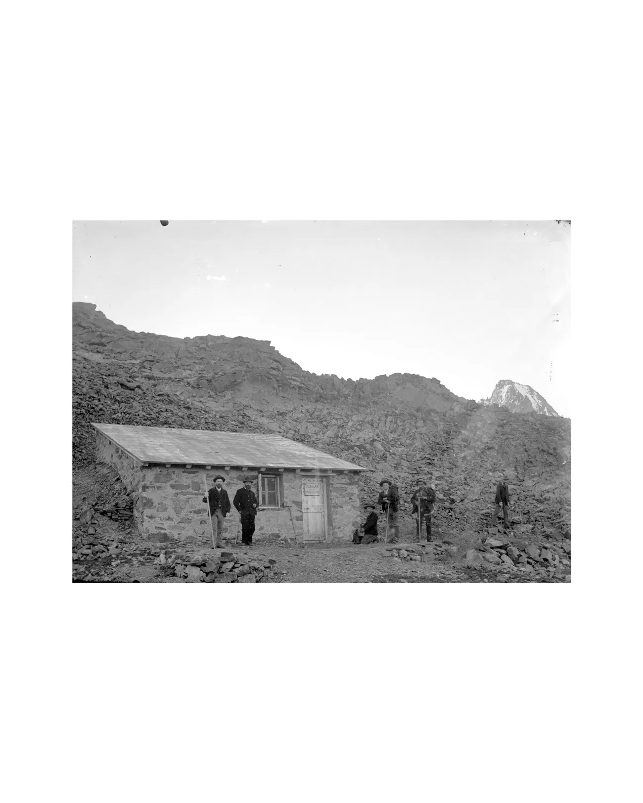 Photographie d'alpinistes au refuge du Lac Noir (Mont-de-Lans, Oisans), témoignant de la popularisation de l'alpinisme, à la fin du XIXe siècle et de l'histoire des Alpes. Henri Ferrand, Bibliothèque Municipale de Grenoble. Vue paysage.