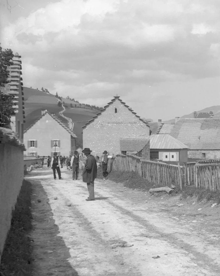 Détail d'une photographie de la fin du XIXe siècle montrant des hommes jouant au jeu de boule à Corrençon-en-Vercors (Isère, France).