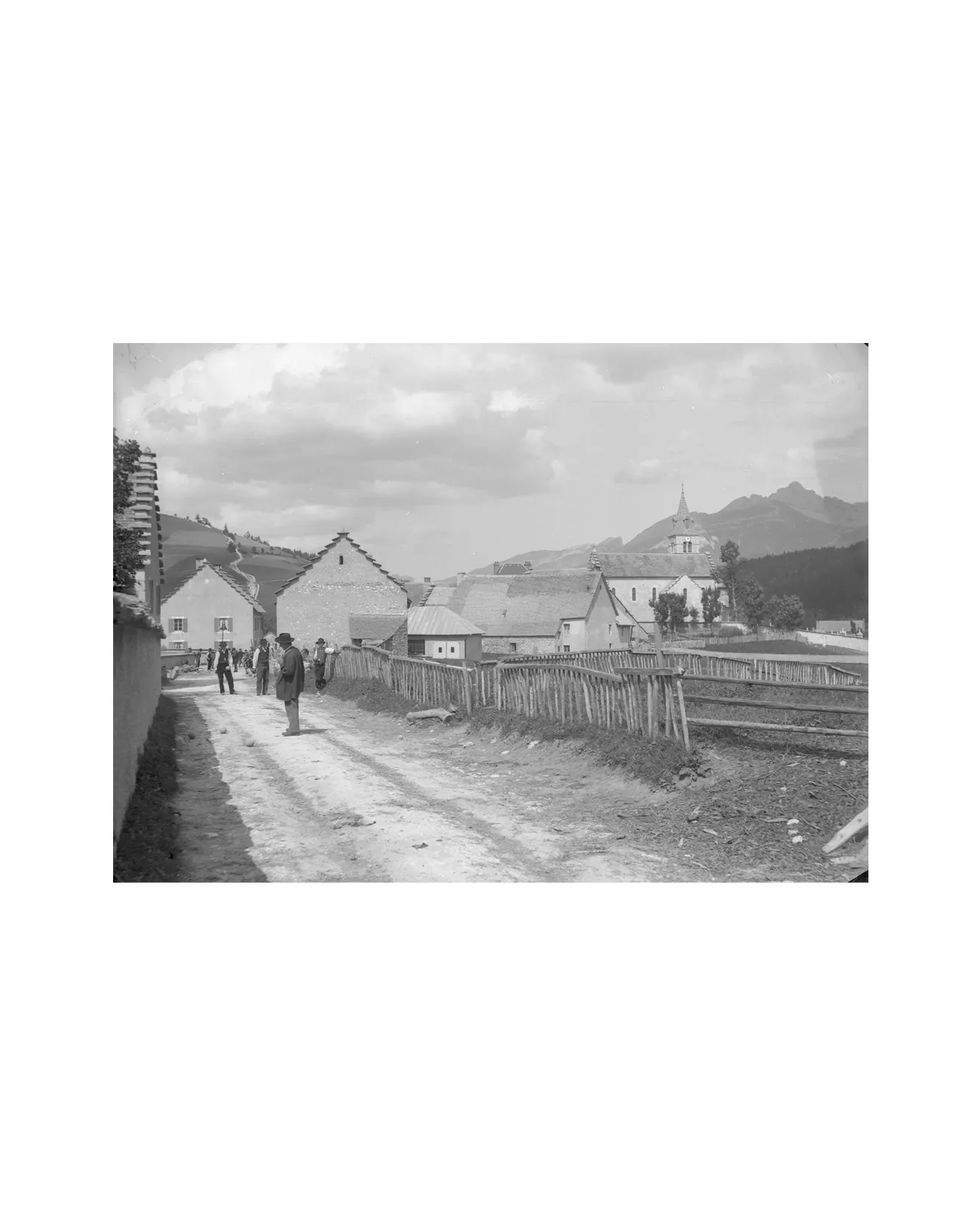 Photographie de la fin du XIXe siècle montrant des hommes jouant au jeu de boule à Corrençon-en-Vercors (Isère, France).
