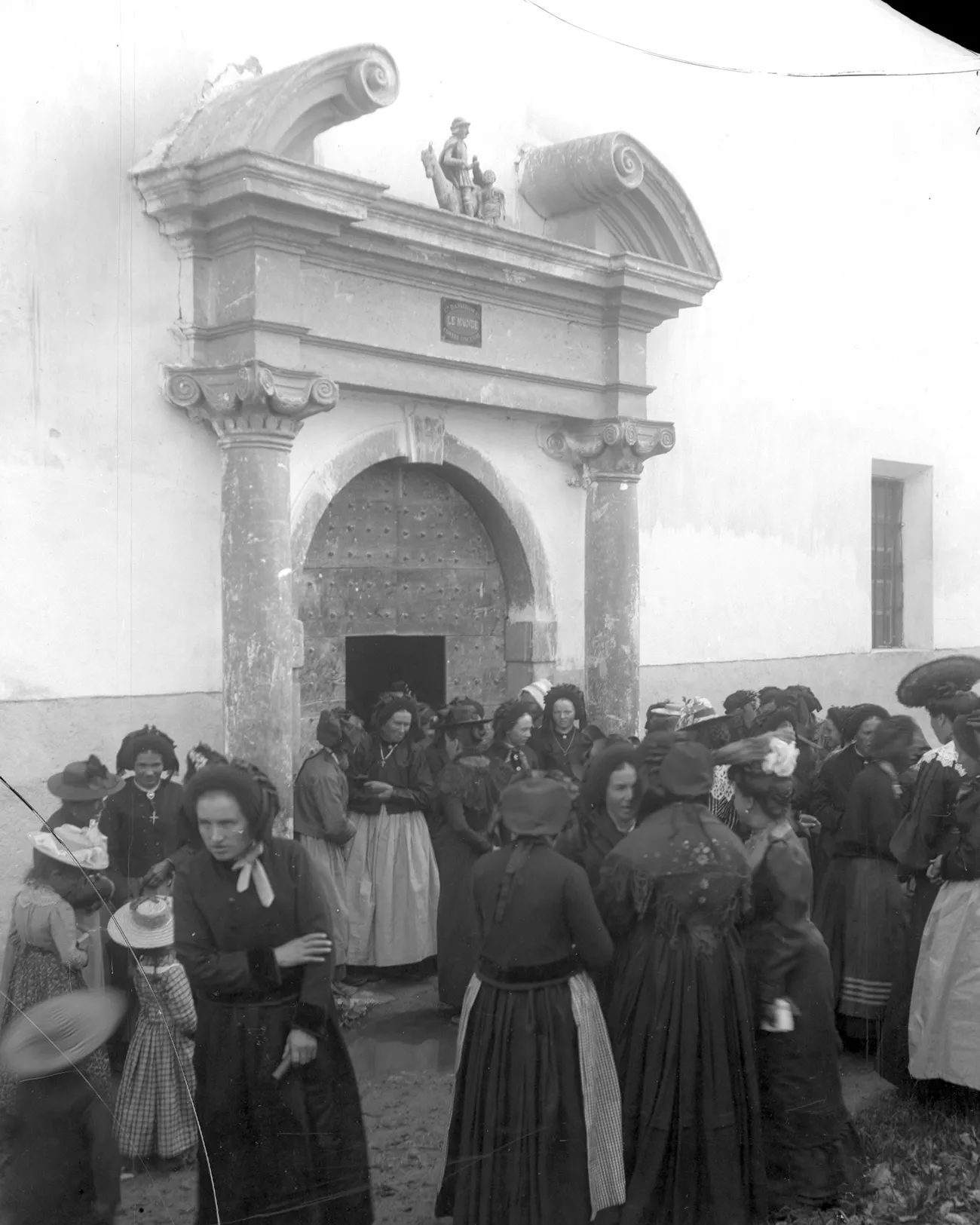 Détail d'une photographie de la fin du XIXe siècle montrant un groupe de femme à la sortie de la messe, dans le village des Allues (Savoie, France).