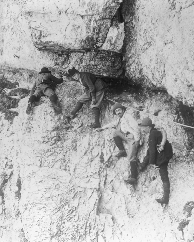 Détail d'une photographie historique de la fin du XIXe siècle montrant un groupe réalisant l'ascension du Mont Aiguille (Isère, France).