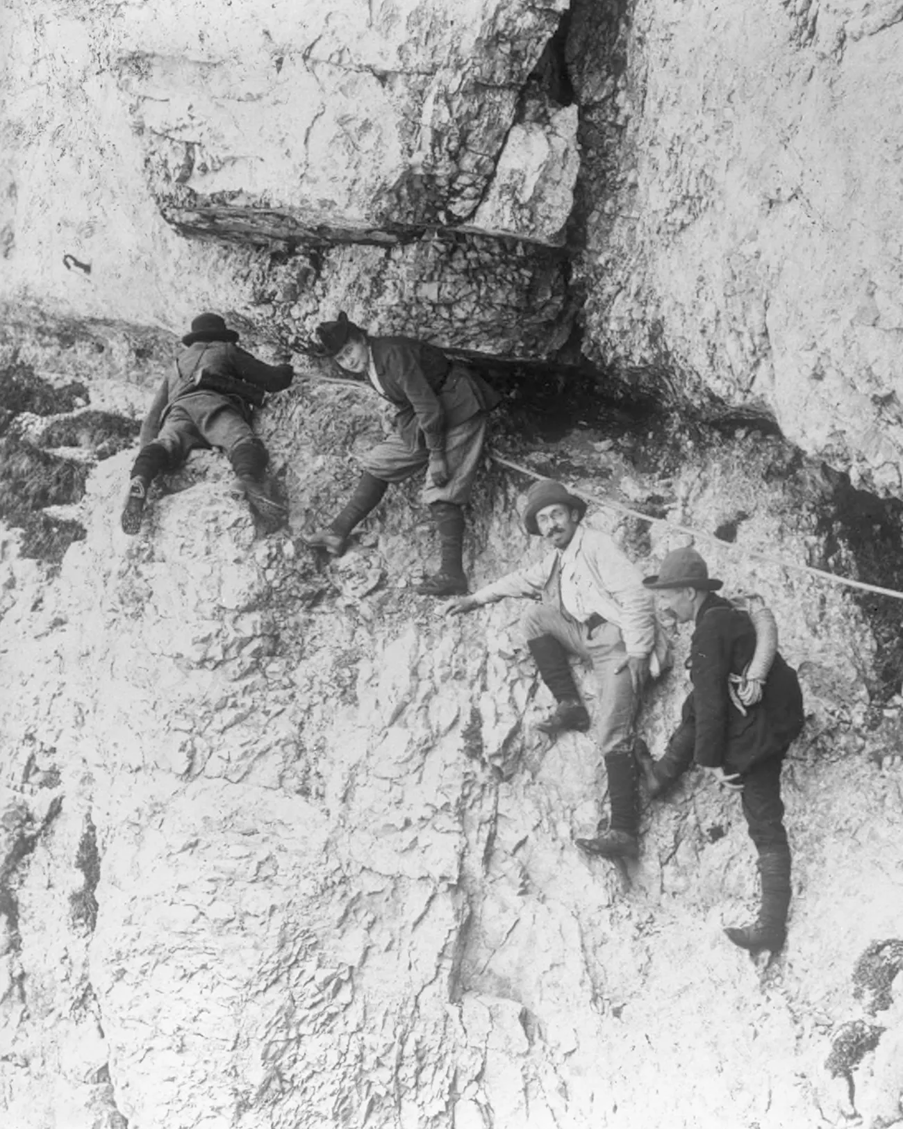 Détail d'une photographie historique de la fin du XIXe siècle montrant un groupe réalisant l'ascension du Mont Aiguille (Isère, France).