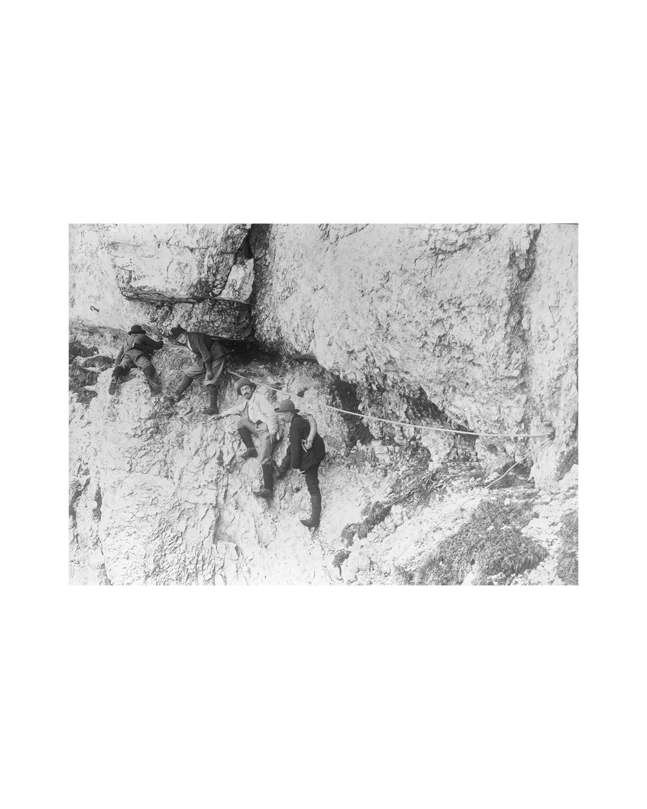 Photographie historique de la fin du XIXe siècle montrant un groupe réalisant l'ascension du Mont Aiguille (Isère, France).